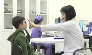 Phẫu thuật cho bé trai bị lác mắt Phẫu thuật cho bé trai bị lác mắt